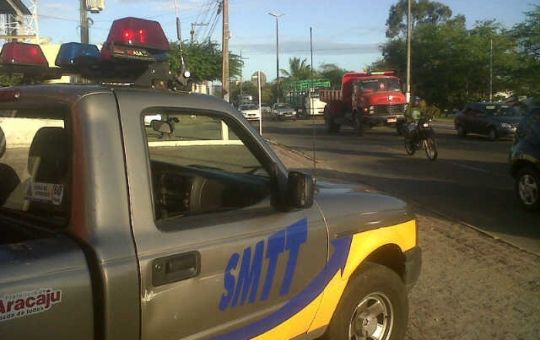 Agentes de trânsito dão apoio a blocos de rua - SMTT Aracaju